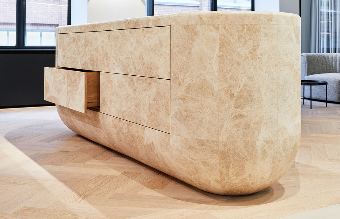 Tresen aus Naturstein in Anlehnung an den "Alten Schweden" am Elbstrand