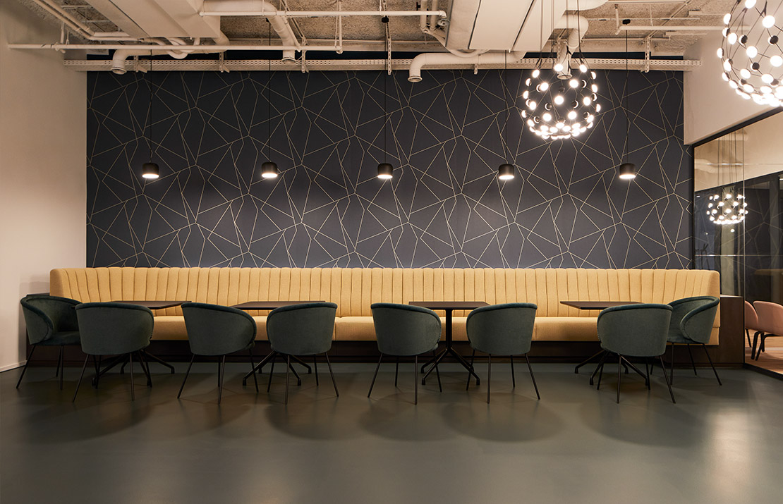 Große Mitarbeiterbank in der Lounge